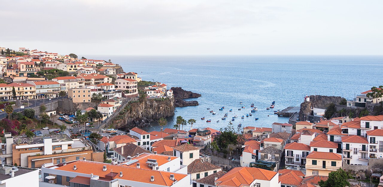 La baie de Câmara de Lobos, village de pêcheurs de Madère